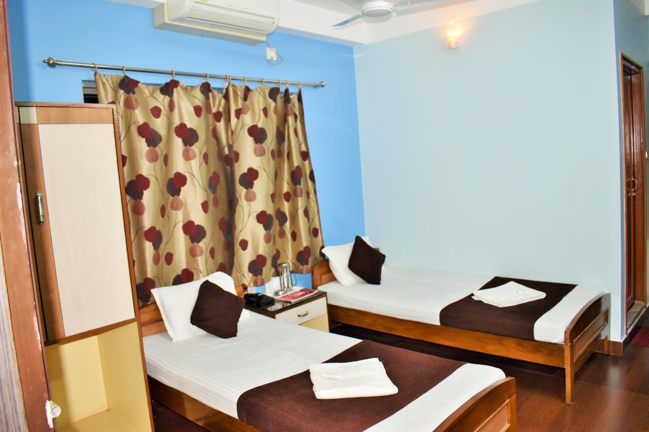 Hotel Debjyoti Силигури Экстерьер фото