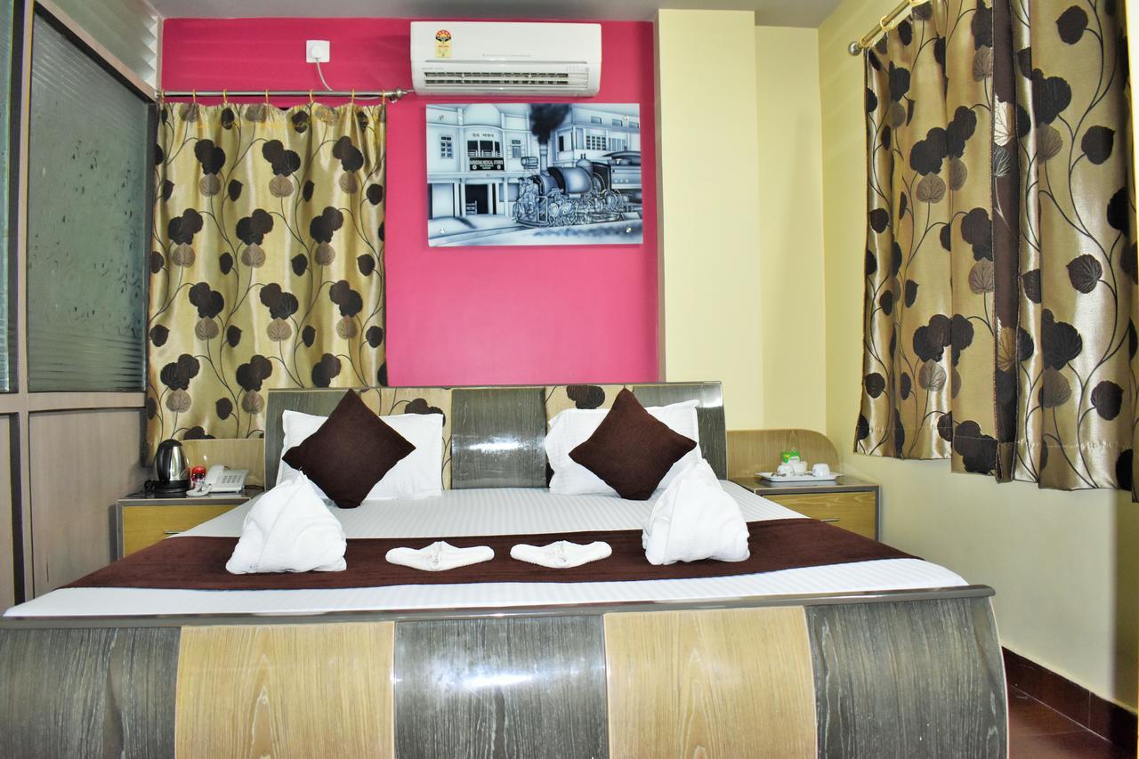 Hotel Debjyoti Силигури Экстерьер фото
